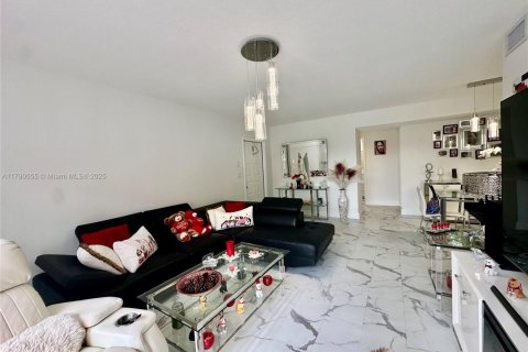 Снять в аренду кондоминиум в Пемброк-Пайнс, Флорида 2 спальни, 103.31м2, № 1958931 - фото 3