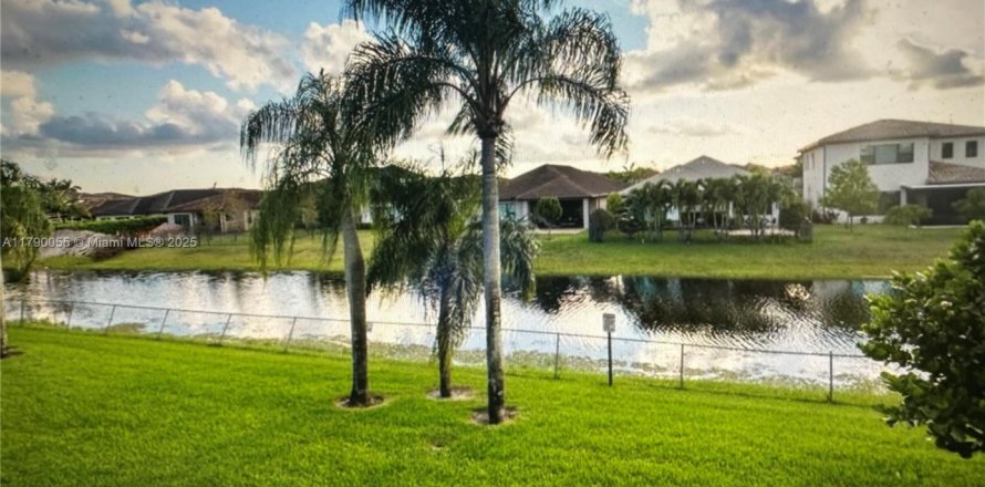 Кондоминиум с 2 спальнями в Пемброк-Пайнс, Флорида № 1958931