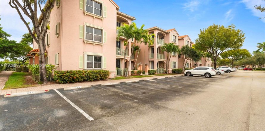 Кондоминиум с 2 спальнями в Дорал, Флорида № 1988333