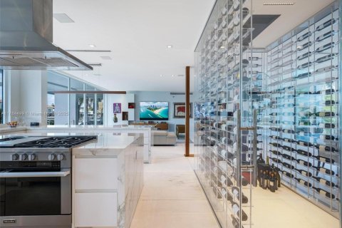 House in Coral Gables, Florida 6 bedrooms, 632.66 sq.m. № 2013782 - photo 18