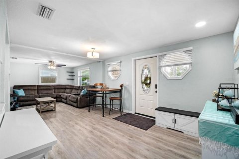 Casa en venta en Saint Petersburg, Florida, 3 dormitorios, 96.99 m2 № 2386519 - foto 5