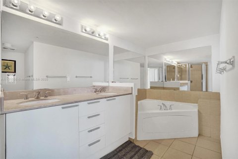 Copropriété à vendre à Sunny Isles Beach, Floride: 2 chambres, 150.78 m2 № 1691663 - photo 23