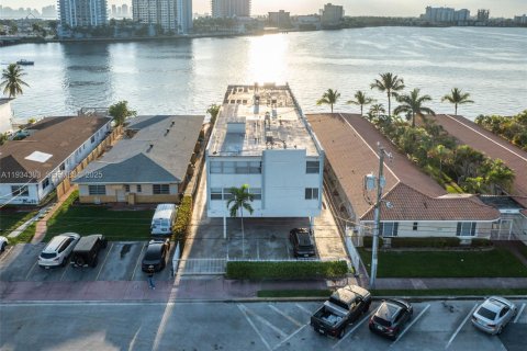 Propiedad comercial en venta en Miami Beach, Florida № 1992557 - foto 12