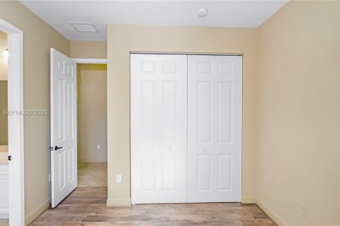 Снять в аренду виллу или дом в Купер-Сити, Флорида 4 спальни, 215.53м2, № 1989388 - фото 16