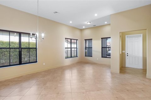 Снять в аренду виллу или дом в Купер-Сити, Флорида 4 спальни, 215.53м2, № 1989388 - фото 4
