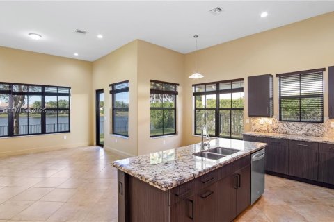 Снять в аренду виллу или дом в Купер-Сити, Флорида 4 спальни, 215.53м2, № 1989388 - фото 7