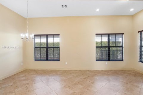 Снять в аренду виллу или дом в Купер-Сити, Флорида 4 спальни, 215.53м2, № 1989388 - фото 5