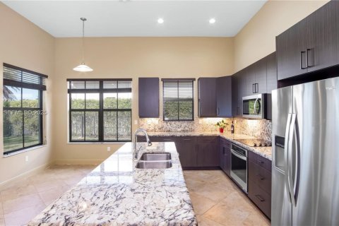 Снять в аренду виллу или дом в Купер-Сити, Флорида 4 спальни, 215.53м2, № 1989388 - фото 9