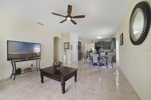 House in Orlando, Florida 4 bedrooms, 179.12 sq.m. № 2224512 - photo 13