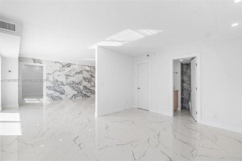 Condo in Highland Beach, Florida, 2 bedrooms  № 2053061 - photo 22