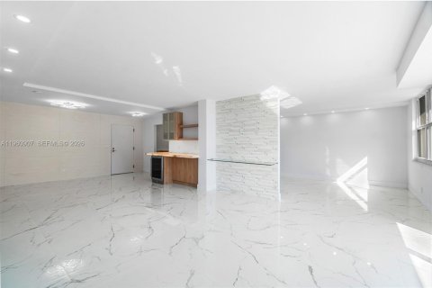 Condo in Highland Beach, Florida, 2 bedrooms  № 2053061 - photo 12