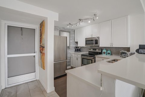 Condo in Pompano Beach, Florida, 1 bedroom  № 2082619 - photo 3
