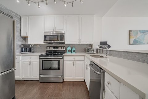 Condo in Pompano Beach, Florida, 1 bedroom  № 2082619 - photo 4