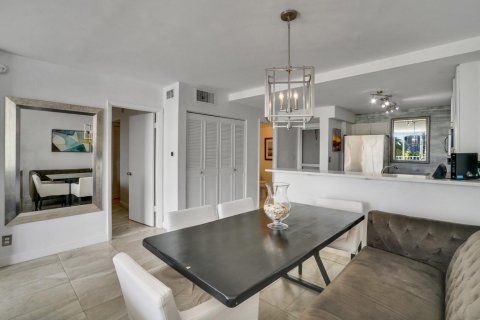 Condo in Pompano Beach, Florida, 1 bedroom  № 2082619 - photo 11