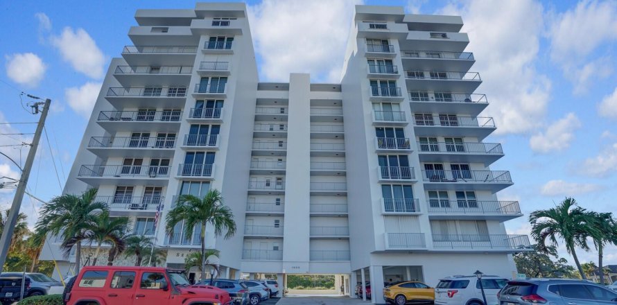 Condo in Pompano Beach, Florida, 1 bedroom  № 2082619