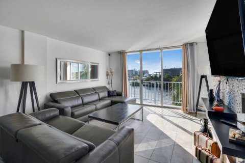 Condo in Pompano Beach, Florida, 1 bedroom  № 2082619 - photo 14