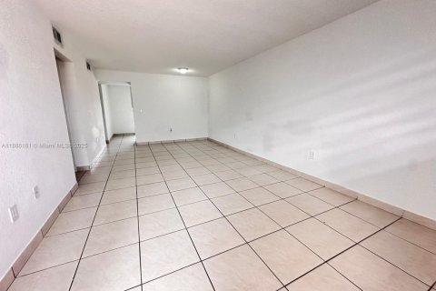 Copropriété à louer à Hialeah, Floride: 2 chambres, 82.5 m2 № 1932349 - photo 2