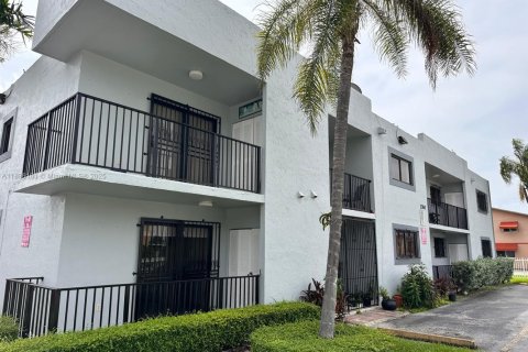Copropriété à louer à Hialeah, Floride: 2 chambres, 82.5 m2 № 1932349 - photo 1