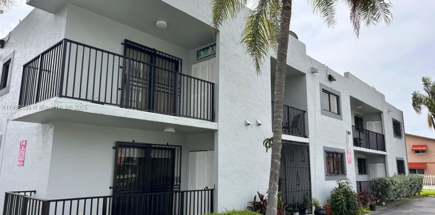 Condo à Hialeah, Floride, 2 chambres  № 1932349