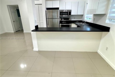 Снять в аренду квартиру в Майами-Бич, Флорида 2 спальни, 1357.67м2, № 2023722 - фото 5