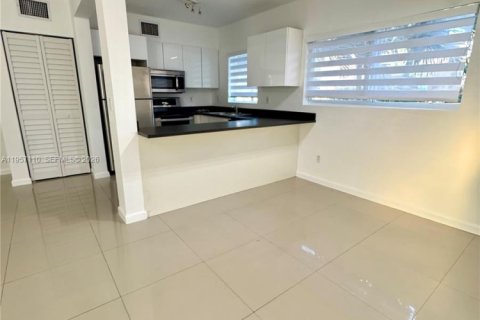 Снять в аренду квартиру в Майами-Бич, Флорида 2 спальни, 1357.67м2, № 2023722 - фото 7