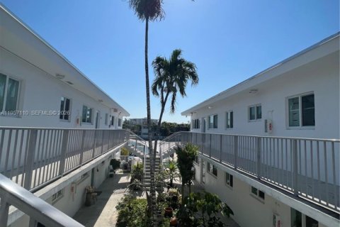 Снять в аренду квартиру в Майами-Бич, Флорида 2 спальни, 1357.67м2, № 2023722 - фото 2
