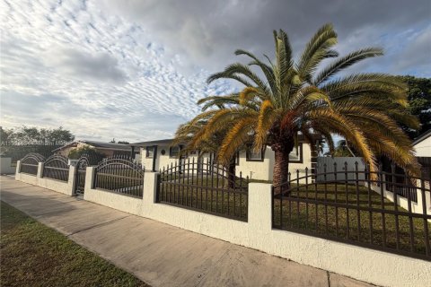 Villa ou maison à louer à Miami Gardens, Floride: 3 chambres, 117.8 m2 № 1969707 - photo 2