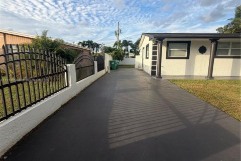 Villa ou maison à louer à Miami Gardens, Floride: 3 chambres, 117.8 m2 № 1969707 - photo 3