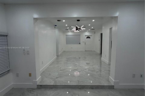 Villa ou maison à louer à Miami Gardens, Floride: 3 chambres, 117.8 m2 № 1969707 - photo 14