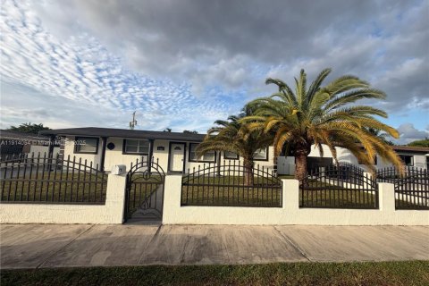Villa ou maison à Miami Gardens, Floride 3 chambres, 117.8 m2 № 1969707