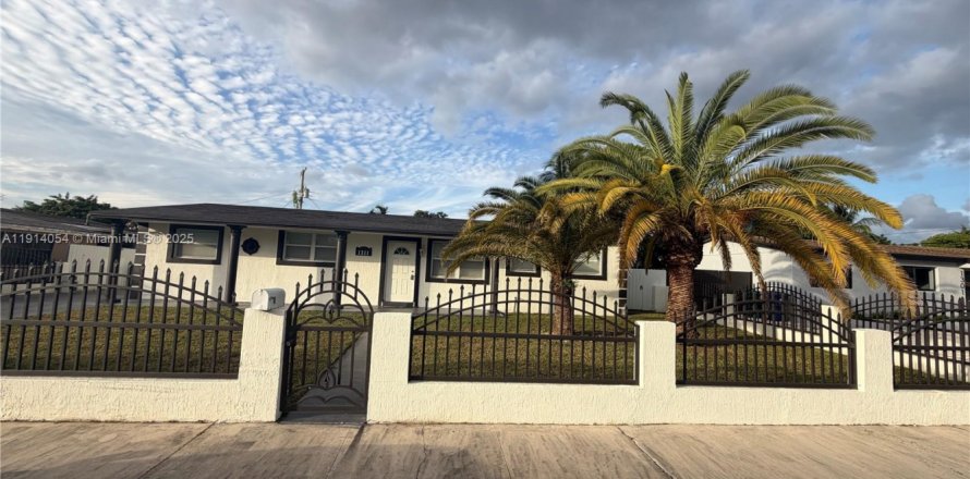 Villa ou maison à Miami Gardens, Floride 3 chambres, 117.8 m2 № 1969707