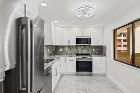 Condo in Clearwater, Florida, 2 bedrooms  № 2377438 - photo 17
