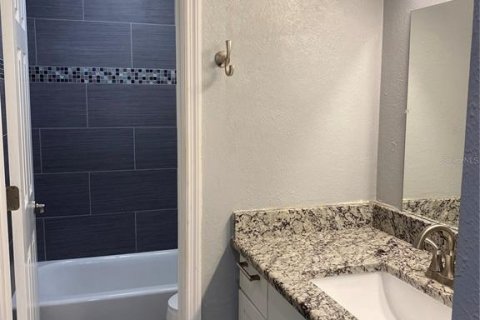 Townhouse in Sarasota, Florida 3 bedrooms, 139.35 sq.m. № 2204432 - photo 18