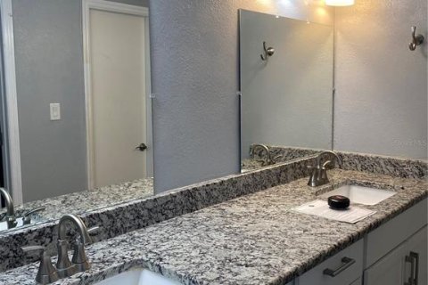 Townhouse in Sarasota, Florida 3 bedrooms, 139.35 sq.m. № 2204432 - photo 17