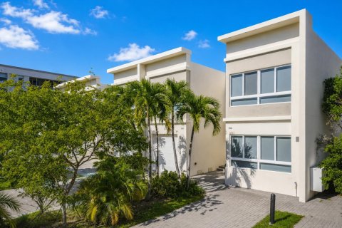 Townhouse in North Miami, Florida 4 bedrooms, 211.17 sq.m. № 2188379 - photo 28