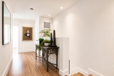 Townhouse in North Miami, Florida 4 bedrooms, 211.17 sq.m. № 2188379 - photo 10