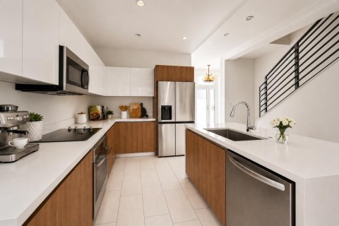 Townhouse in North Miami, Florida 4 bedrooms, 211.17 sq.m. № 2188379 - photo 6