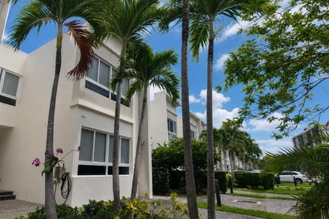 Townhouse in North Miami, Florida 4 bedrooms, 211.17 sq.m. № 2188379