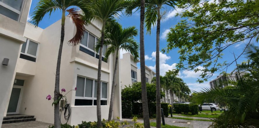 Townhouse in North Miami, Florida 4 bedrooms, 211.17 sq.m. № 2188379