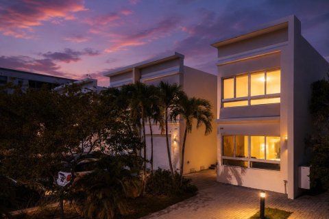 Townhouse in North Miami, Florida 4 bedrooms, 211.17 sq.m. № 2188379 - photo 29