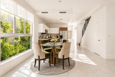 Townhouse in North Miami, Florida 4 bedrooms, 211.17 sq.m. № 2188379 - photo 5