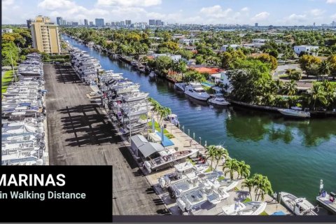 Townhouse in North Miami, Florida 4 bedrooms, 211.17 sq.m. № 2188379 - photo 24
