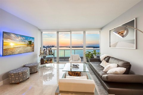 Condo in Miami, Florida, 2 bedrooms № 1965225 - photo 1