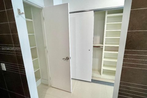 Снять в аренду кондоминиум в Майами-Бич, Флорида 1 спальня, 63.73м2, № 1993495 - фото 9