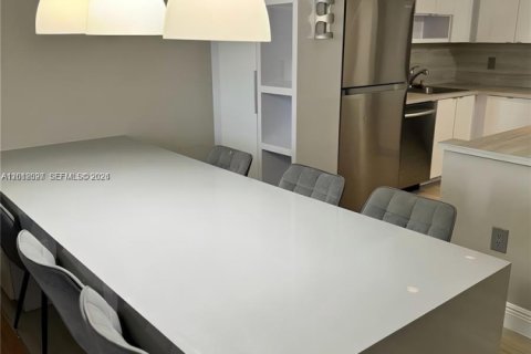 Copropriété à louer à Pembroke Pines, Floride: 1 chambre, 72.46 m2 № 2076264 - photo 2