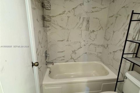 Copropriété à louer à Pembroke Pines, Floride: 1 chambre, 72.46 m2 № 2076264 - photo 4