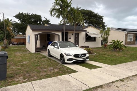 Casa en alquiler en Hollywood, Florida, 2 dormitorios, 94.02 m2 № 1990748 - foto 1