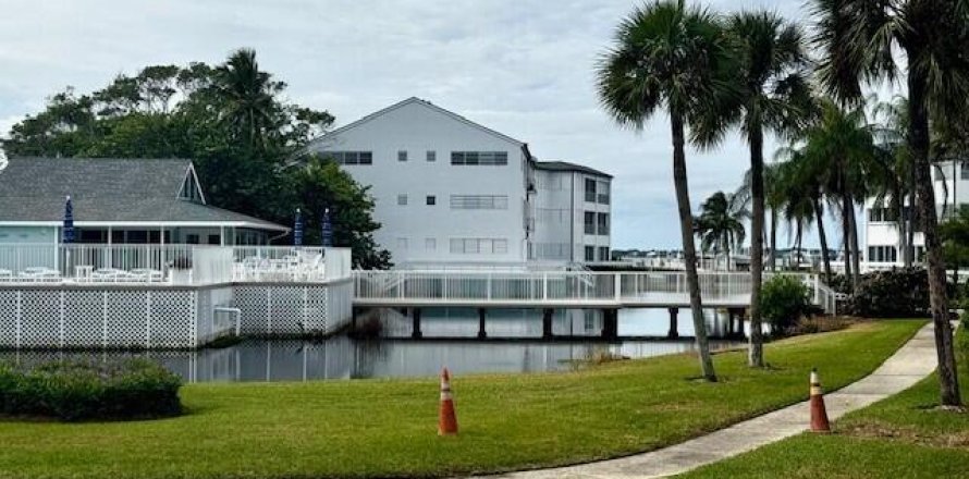 Condo in Stuart, Florida, 2 bedrooms  № 2082166