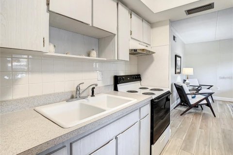 Condo in Dunedin, Florida, 2 bedrooms  № 2205692 - photo 14