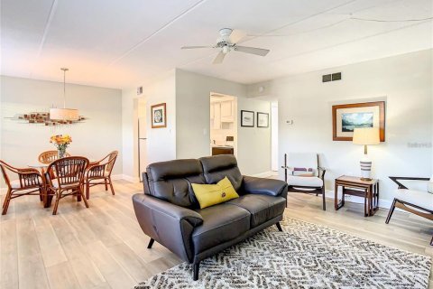 Condo in Dunedin, Florida, 2 bedrooms  № 2205692 - photo 8